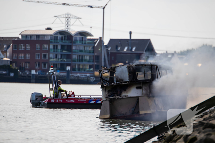 Pleziervaartuig volledig in brand
