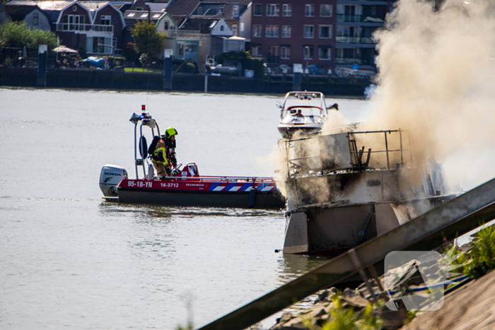 Pleziervaartuig volledig in brand