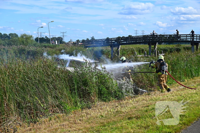 Plezierboot volledig uitgebrand