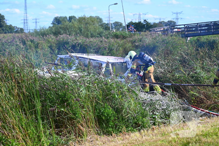 Plezierboot volledig uitgebrand
