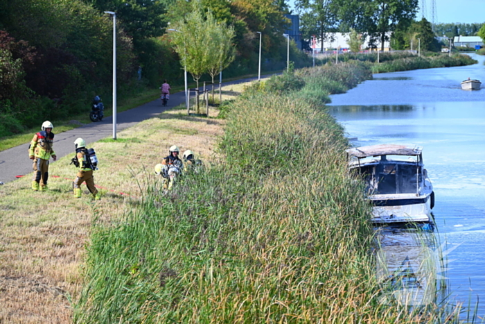 Plezierboot volledig uitgebrand