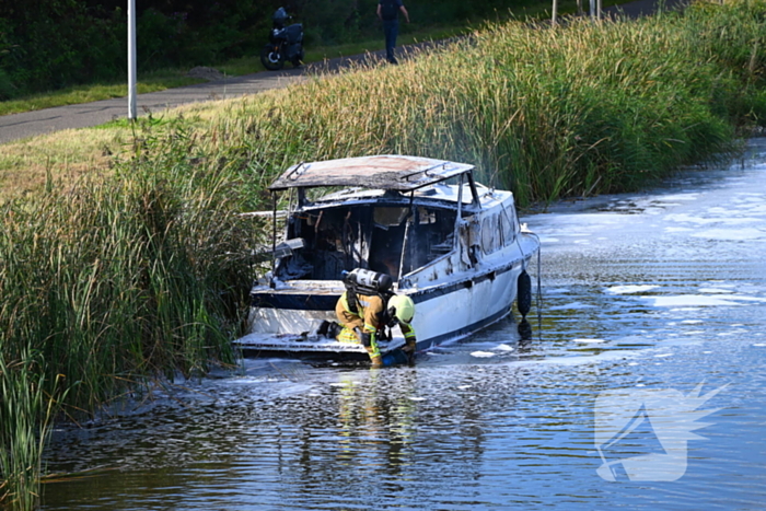 Plezierboot volledig uitgebrand