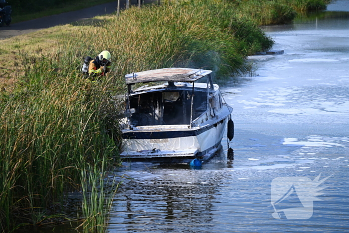 Plezierboot volledig uitgebrand