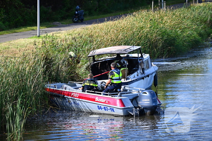 Plezierboot volledig uitgebrand