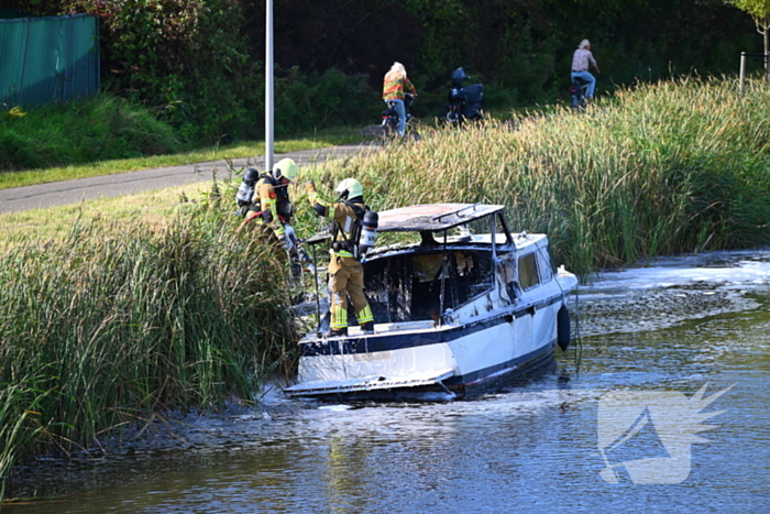 Plezierboot volledig uitgebrand