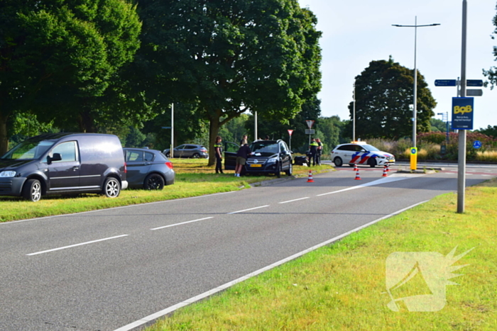 Scooterrijder in botsing op rotonde