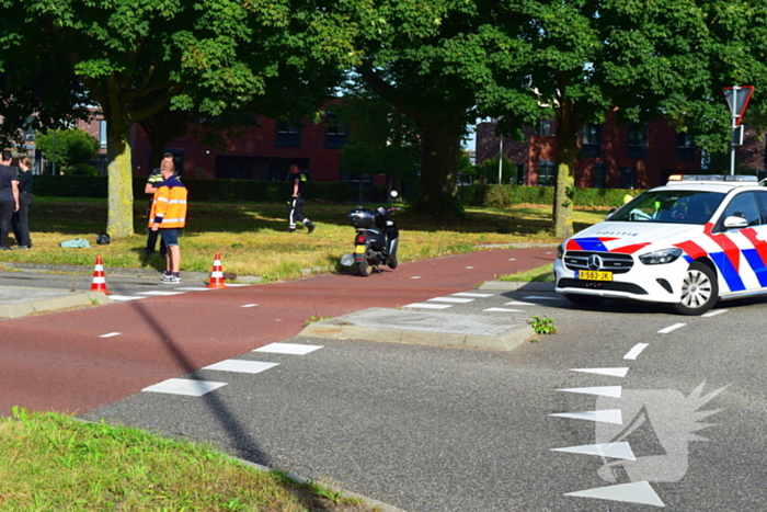Scooterrijder in botsing op rotonde