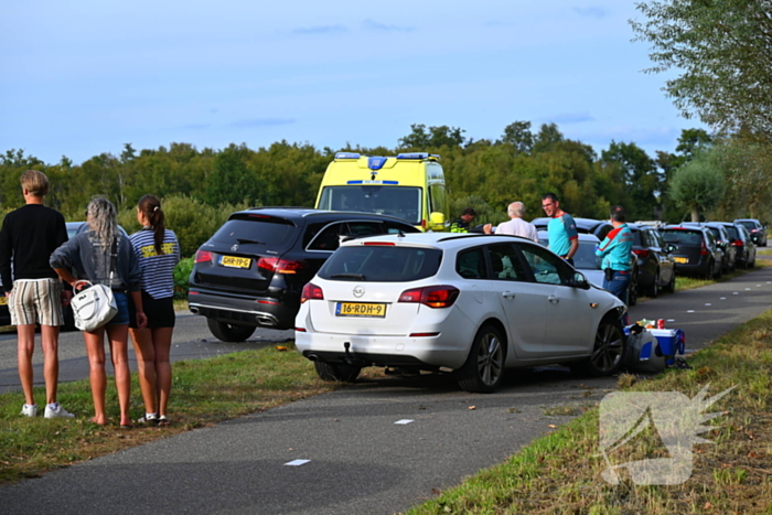 Vijf geparkeerde voertuigen beschadigd