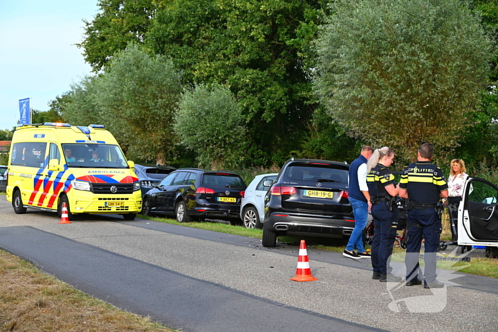 Vijf geparkeerde voertuigen beschadigd