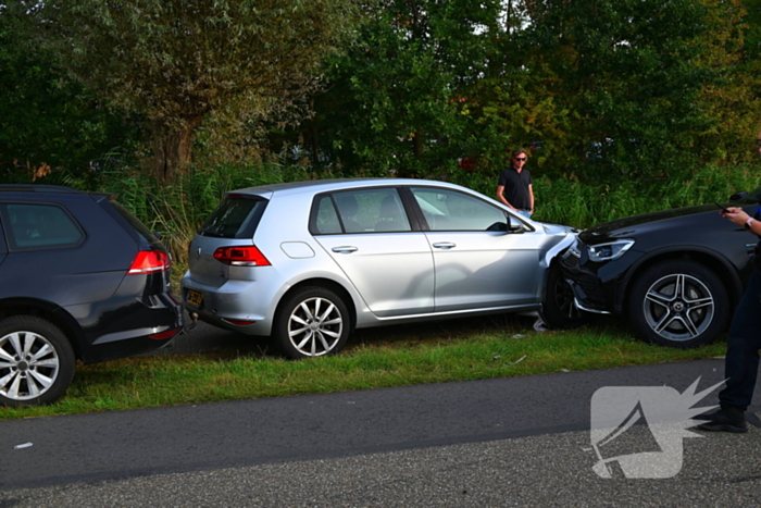 Vijf geparkeerde voertuigen beschadigd