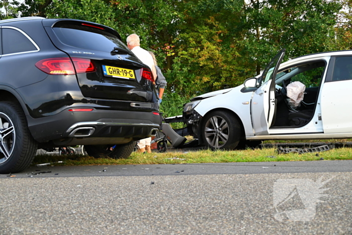 Vijf geparkeerde voertuigen beschadigd
