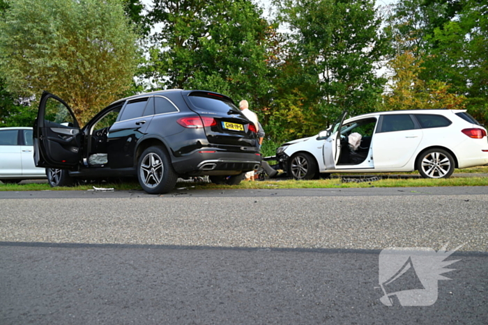 Vijf geparkeerde voertuigen beschadigd