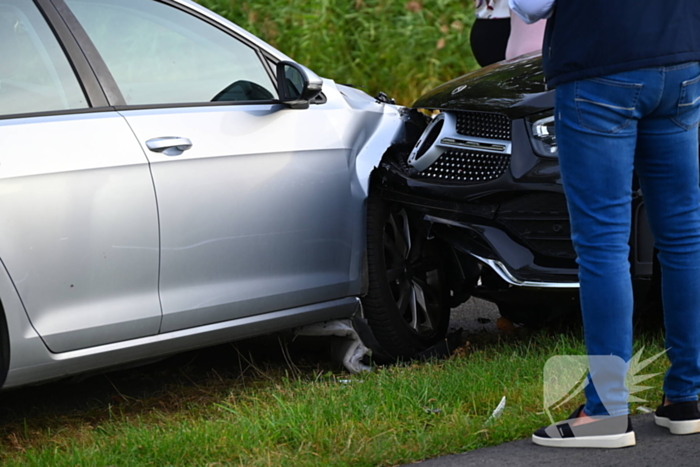 Vijf geparkeerde voertuigen beschadigd