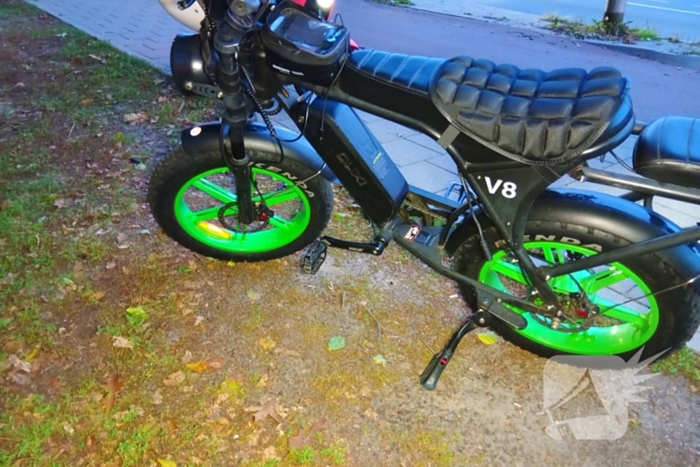 Auto ziet fatbike over het hoofd