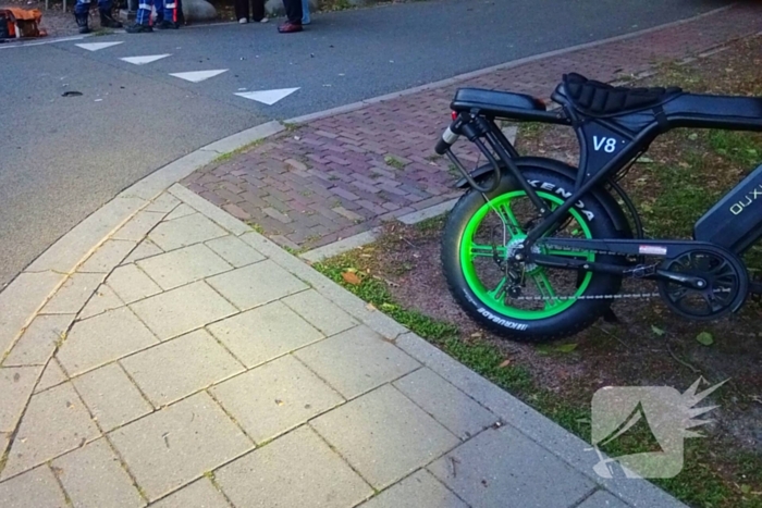 Auto ziet fatbike over het hoofd
