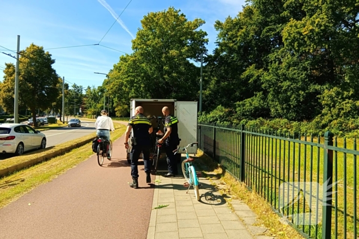 Politie brengt dochtertje veilig thuis na val met fiets