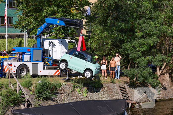 Voertuig te water: eigenaar redt auto zonder slachtoffers