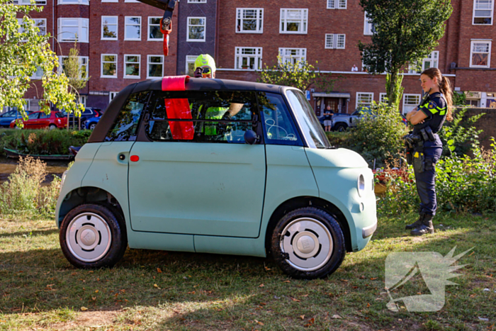 Voertuig te water: eigenaar redt auto zonder slachtoffers