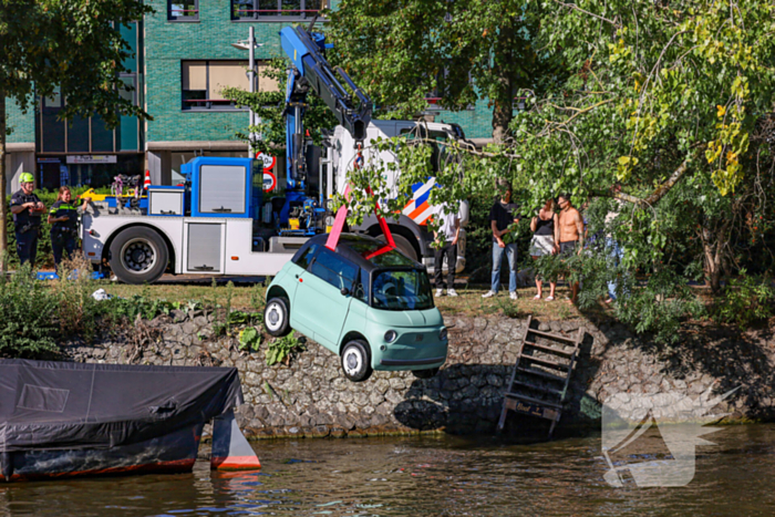 Voertuig te water: eigenaar redt auto zonder slachtoffers