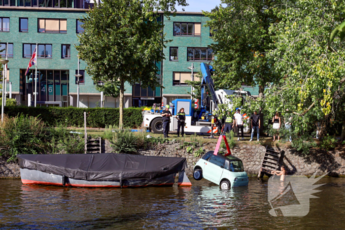 Voertuig te water: eigenaar redt auto zonder slachtoffers