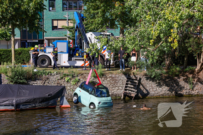 Voertuig te water: eigenaar redt auto zonder slachtoffers