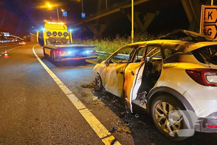 Auto in vlammen op langs snelweg