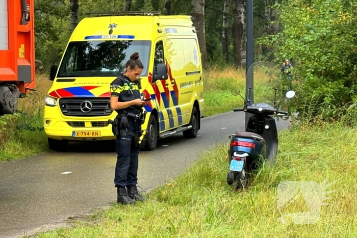 Scooter botst op tractor, bestuurder naar ziekenhuis