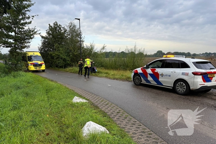 Scooter botst op tractor, bestuurder naar ziekenhuis