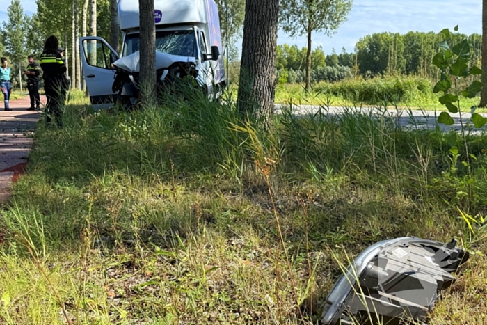 Bakwagen botst op boom met gewonden