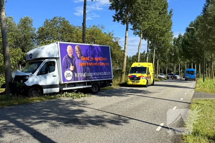 Bakwagen botst op boom met gewonden