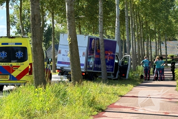 Bakwagen botst op boom met gewonden