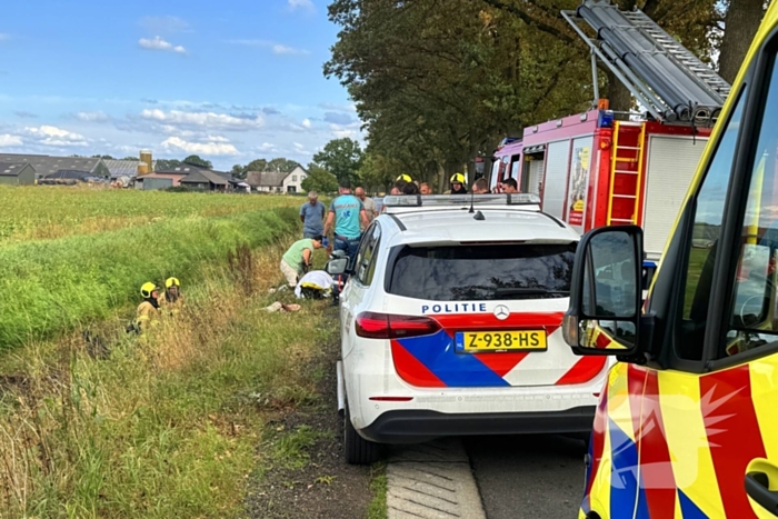 Scootmobiel belandt in sloot, man naar ziekenhuis