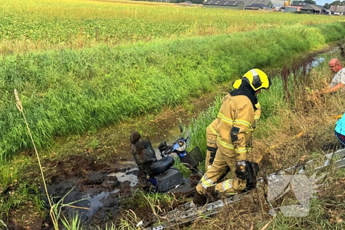 Scootmobiel belandt in sloot, man naar ziekenhuis