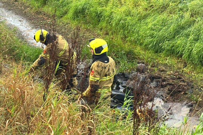 Scootmobiel belandt in sloot, man naar ziekenhuis