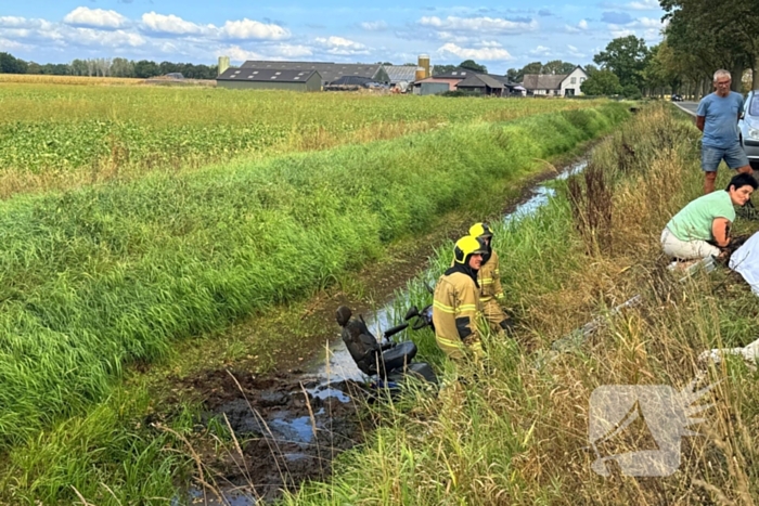 Scootmobiel belandt in sloot, man naar ziekenhuis