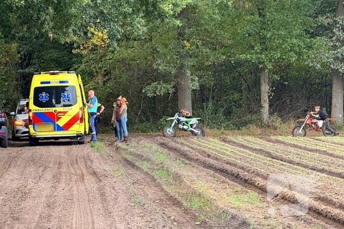 Crossmotorist gewond na ongeval in bosgebied