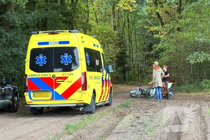 Crossmotorist gewond na ongeval in bosgebied
