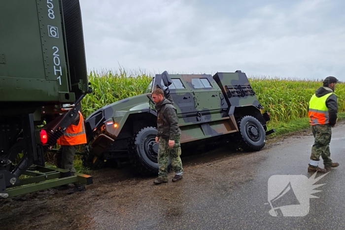 Gepantserde Manticore in sloot belandt