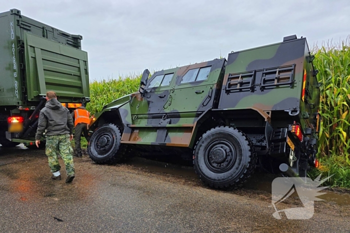 Gepantserde Manticore in sloot belandt