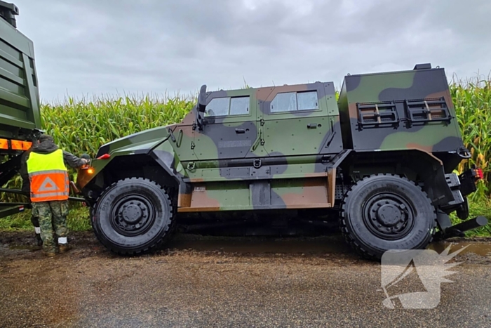 Gepantserde Manticore in sloot belandt