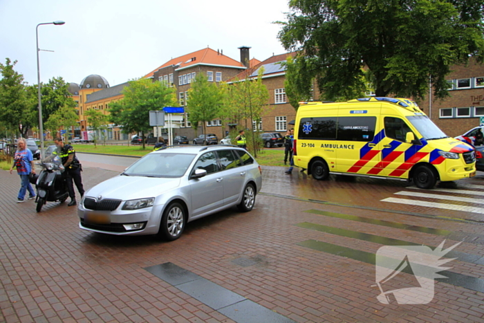 Scooter en auto botsen, rijder gewond