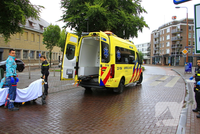 Scooter en auto botsen, rijder gewond
