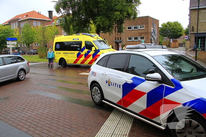 Scooter en auto botsen, rijder gewond