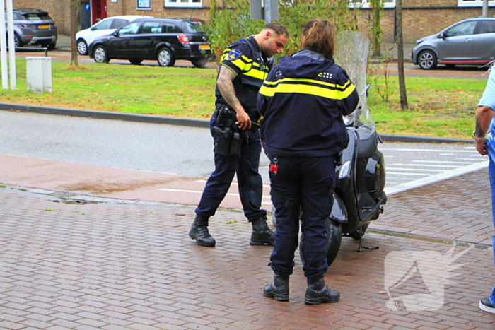 Scooter en auto botsen, rijder gewond