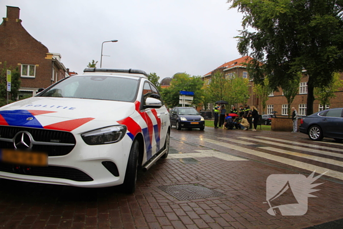 Scooter en auto botsen, rijder gewond