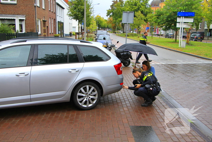 Scooter en auto botsen, rijder gewond
