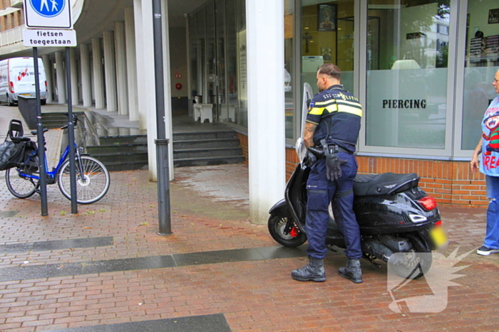 Scooter en auto botsen, rijder gewond