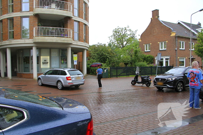 Scooter en auto botsen, rijder gewond