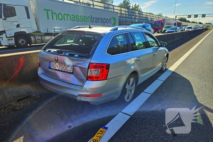 Bestelbus botst op auto