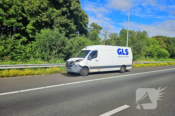 Bestelbus botst op auto